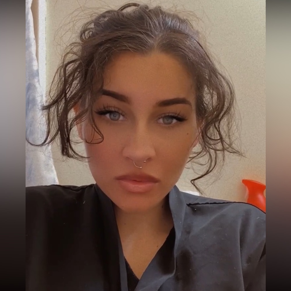 Meet your Posher, Halli